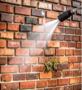 En murstein vegg som som blir vasket med en høy trykks spyler